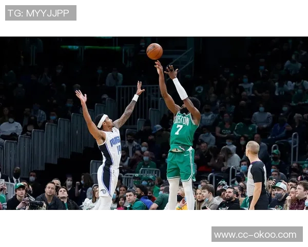 杰伦布朗称赞安芬尼西蒙斯全心投入球队毫无怨言展现职业精神