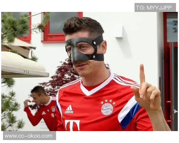 莱万佩戴面具训练备战毕尔巴鄂竞技展现斗志与决心 莱万佩戴面具训练备战毕尔巴鄂竞技展现斗志与决心