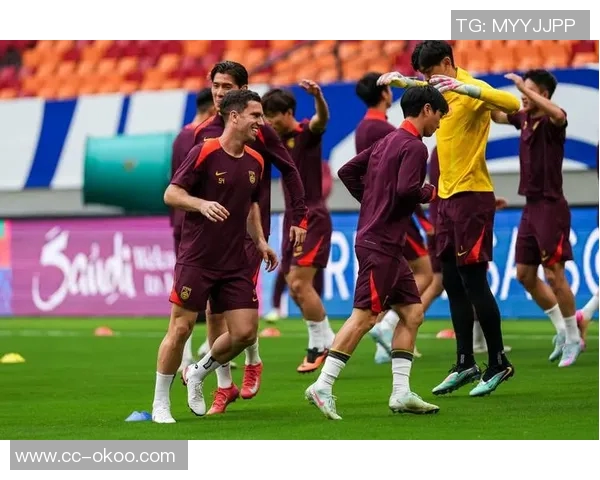 国足集训期间教练组每日短会与视频课程提升球队战术水平